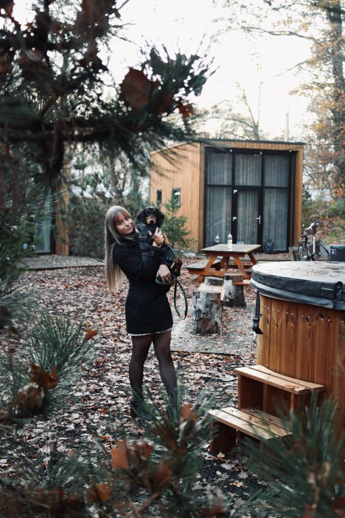 tiny house met hottub met hond